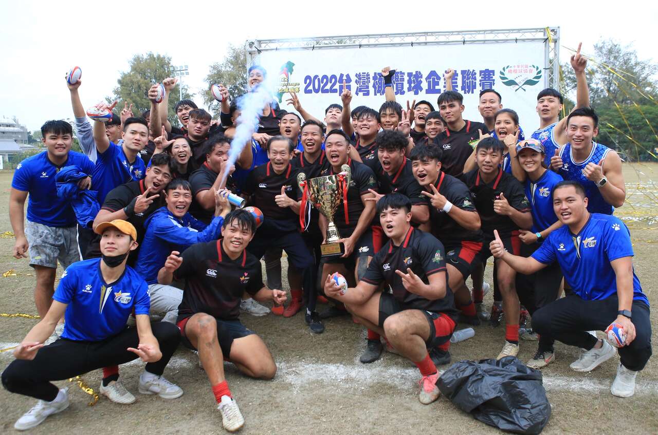 台北元坤擊敗長大海洋，奪下首屆企業聯賽冠軍，全隊合照慶祝。中華民國橄欖球協會提供