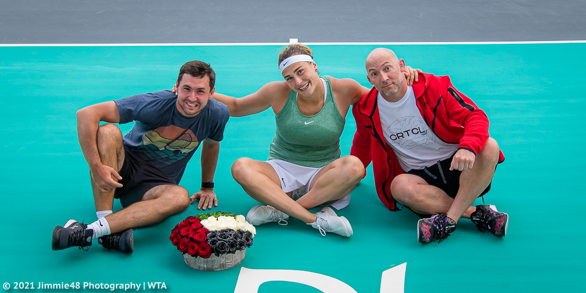 莎芭蓮卡(中)笉團隊包括教練杜布羅夫 (Anton Dubrov，左)和體能師Jason Stacy。摘自WTA推特