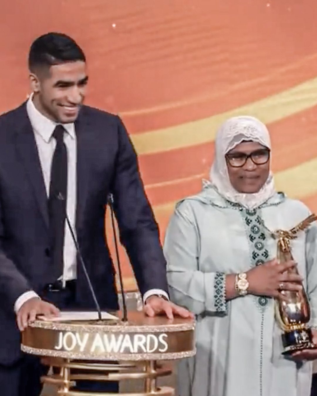 哈基米帶著他的母親一同參加頒獎。摘自推特