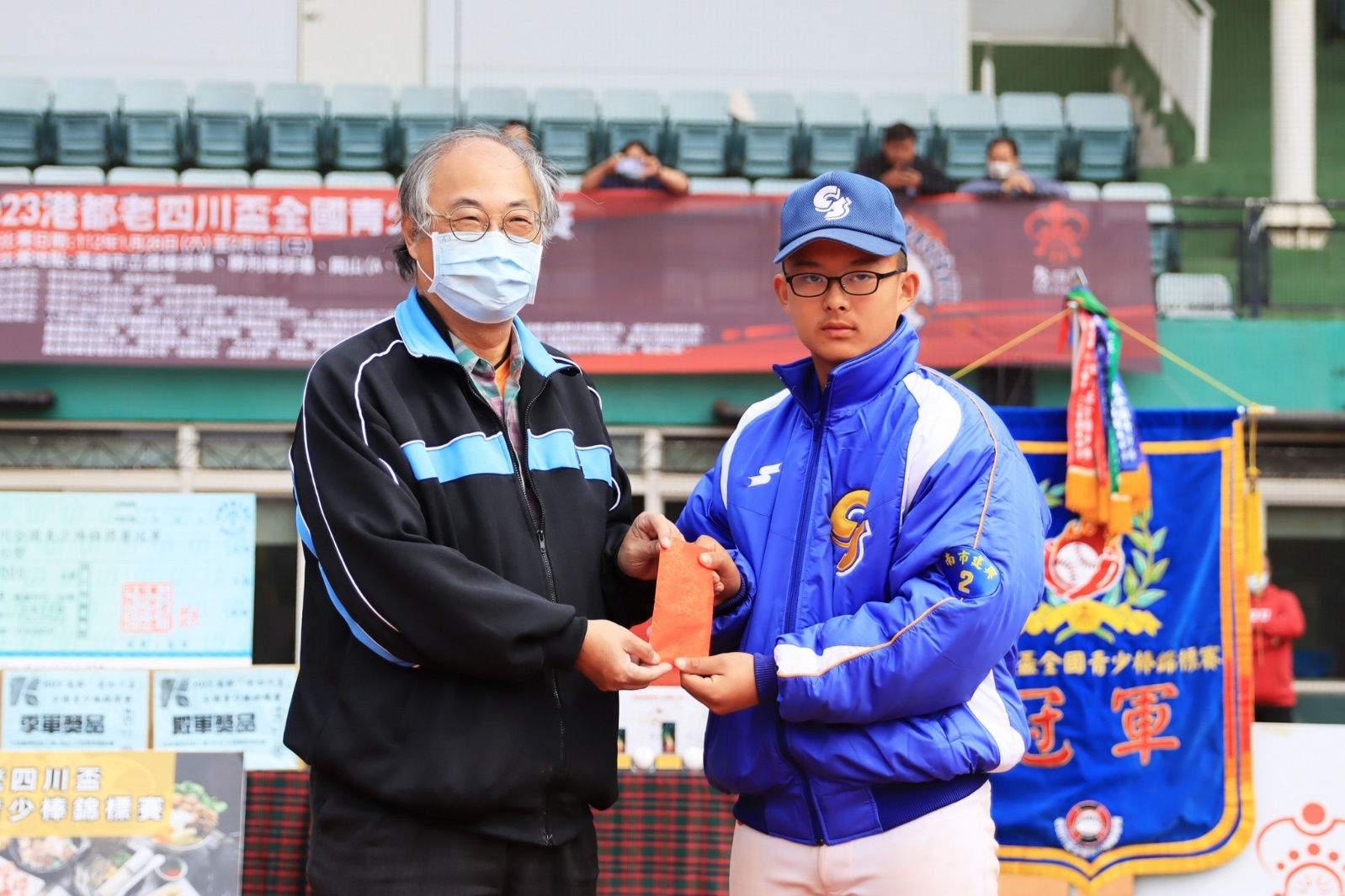 邱元甫校長致贈球隊人氣王第一名臺南市立建興國民中學，榮獲獎金一萬元。大會提供