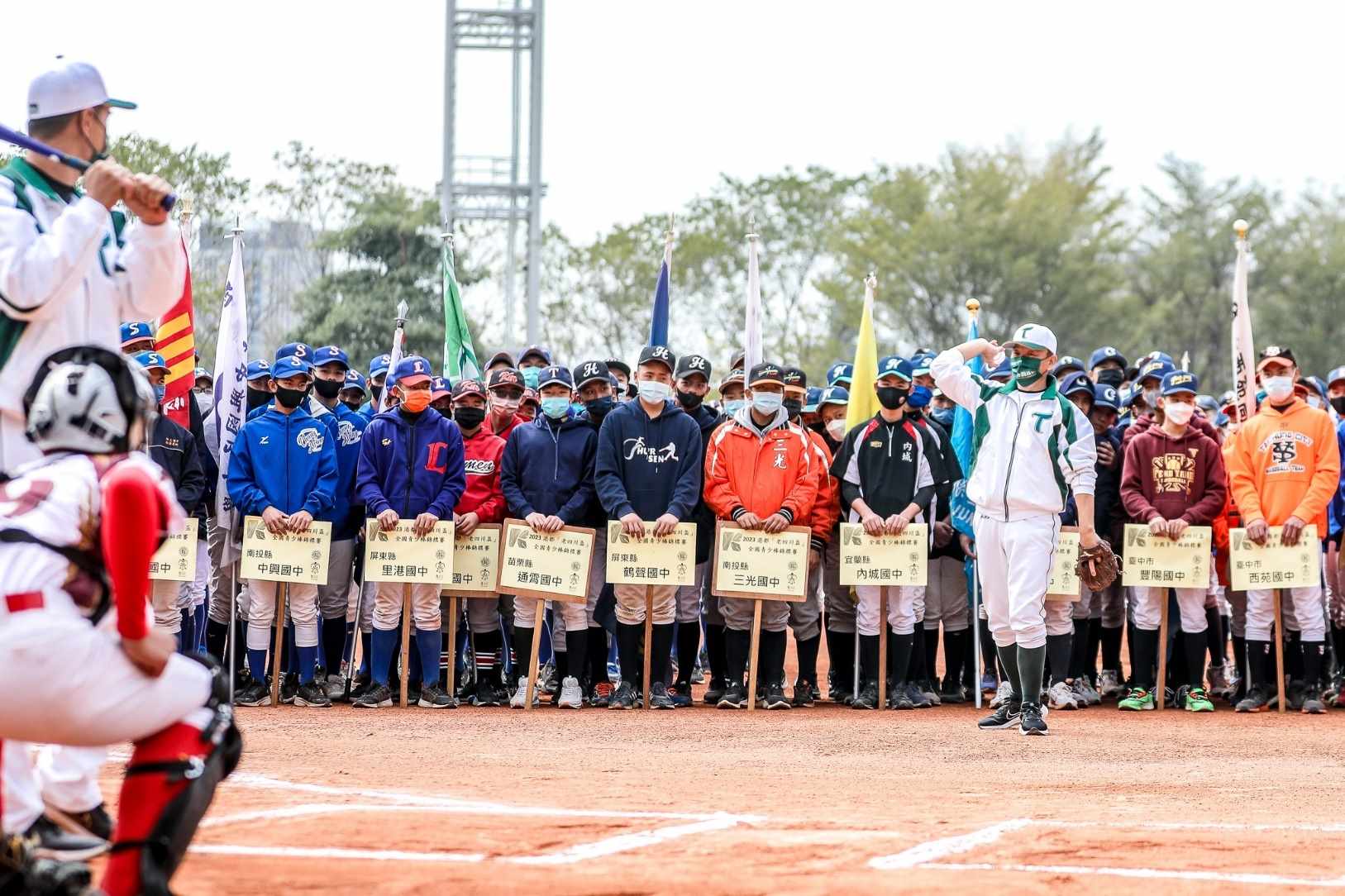 台鋼雄鷹職業棒球隊總教練洪一中為活動開球儀式。大會提供