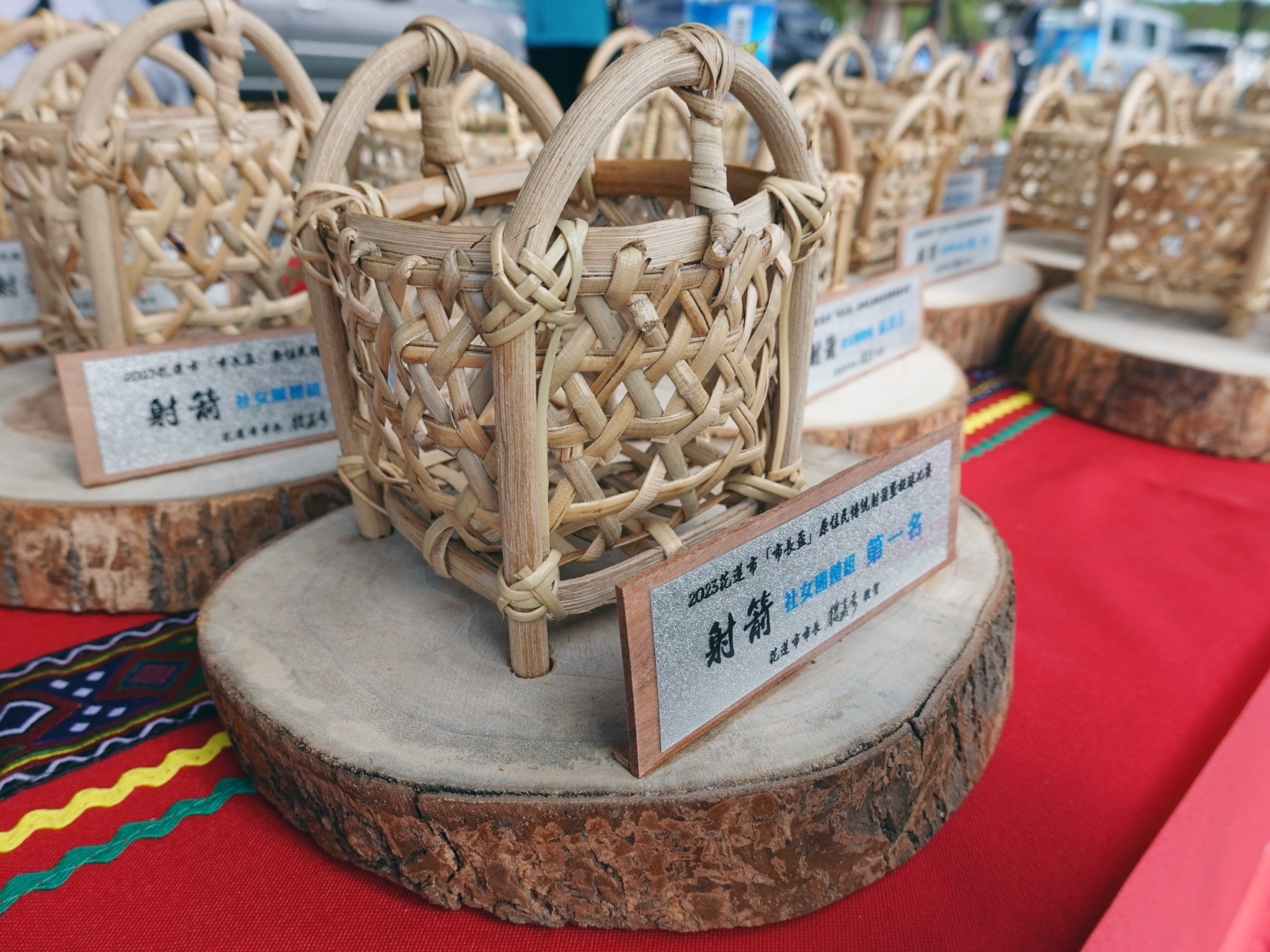 大會提供原住民工藝老師陳子玄設計獎盃，以太魯閣族籐編背簍為意象彰顯原住民傳統。
