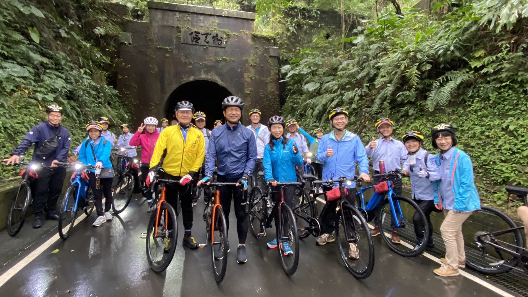 日本茨城縣知事大井川和彥帶領車手一同體驗舊草嶺環狀線自行車道。自行車新文化基金會提供