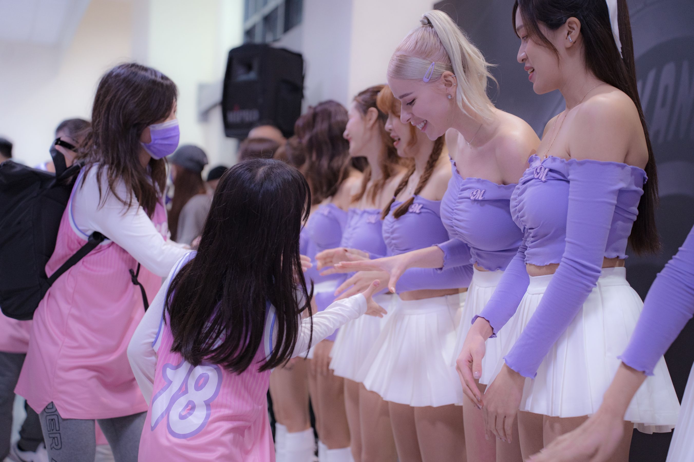 烏克蘭時尚模特兒倪菈在初戀紫色系主題週 體驗一日Muse Girls。官方提供