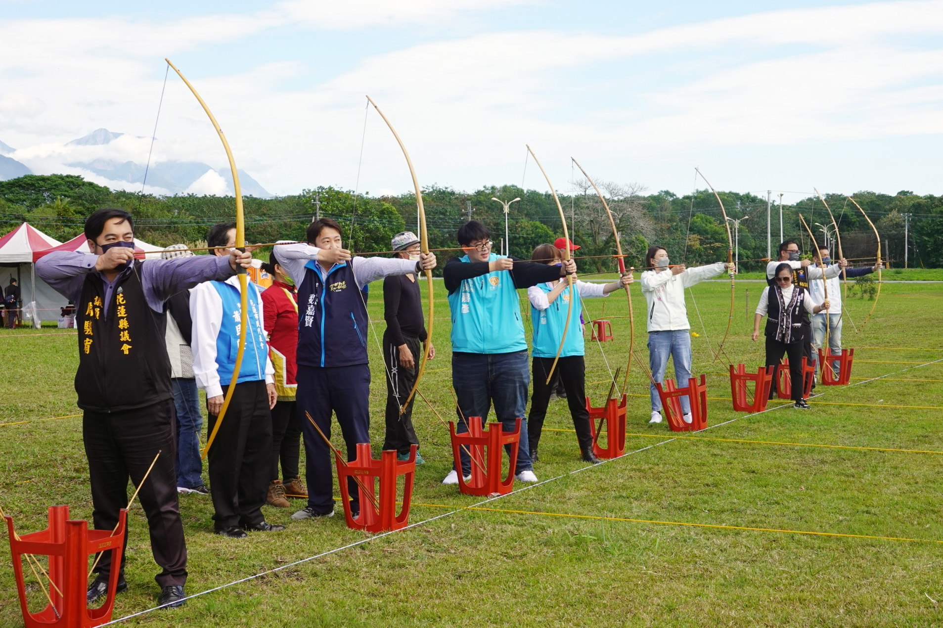 花蓮市長魏嘉彥受邀與來賓共同為比賽開弓開球。大會提供