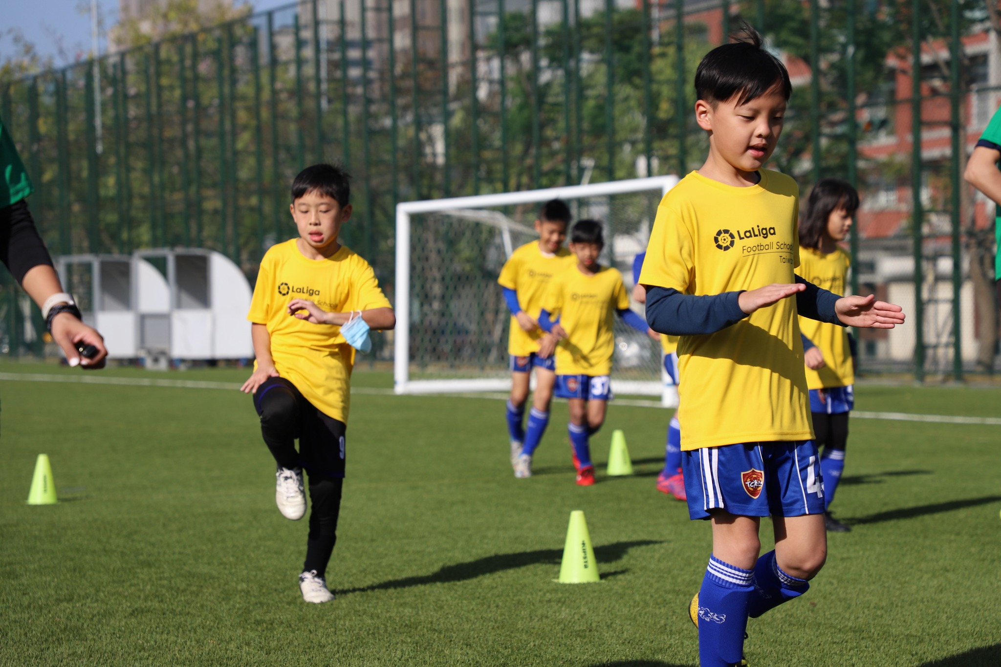 柏文與國際三大足球聯盟之一的西甲合作，獨家引進青訓系統教學課程。官方提供