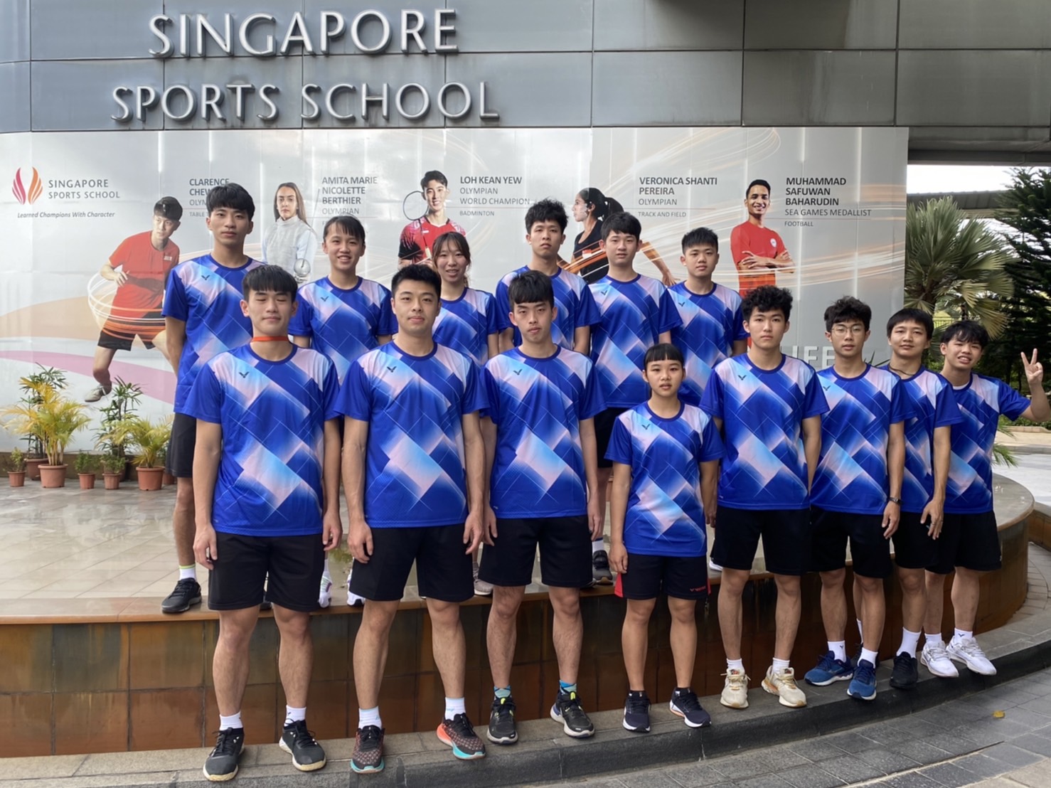 羽球隊學生在新加坡體育學校合影。官方提供