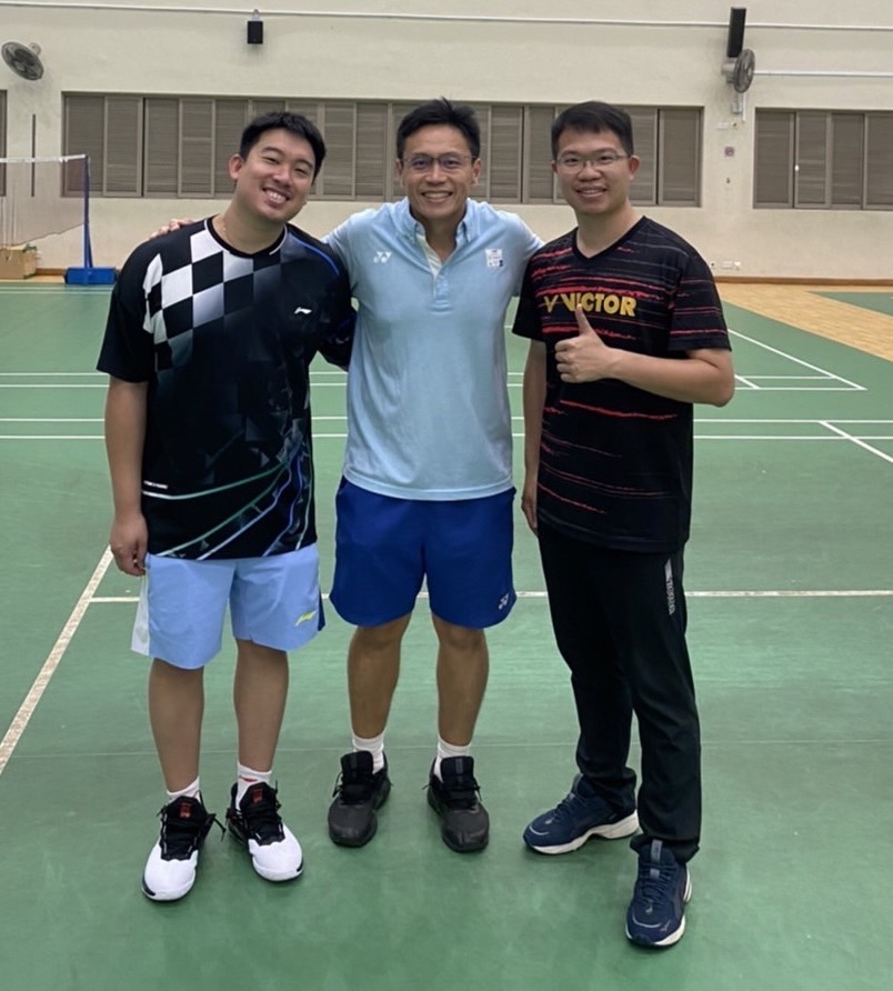 新家坡體育學校羽球學院陳國強總經理(中)和新加坡國家隊何殷聰教練(左)與廖偉成老師合照。官方提供