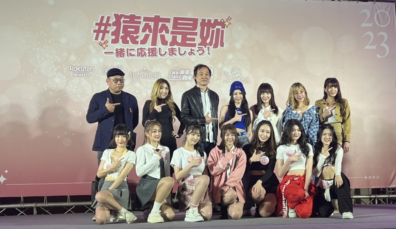 本屆入選的7位樂天女孩與評審團和領隊浦韋青。張志宇攝