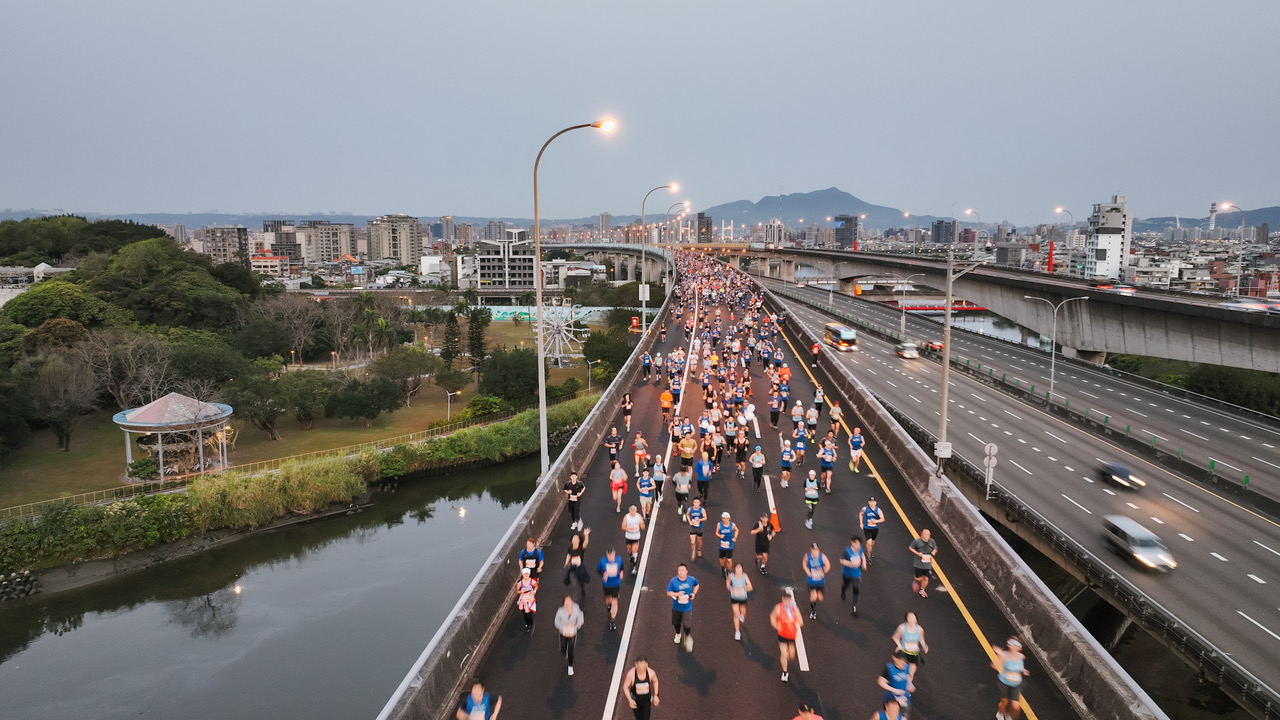 一年一度的臉部平權運動臺北國道馬拉松今晨盛大開跑逾8千名跑者在寬廣的國道上邁開步伐為臉部平權而跑。大會提供