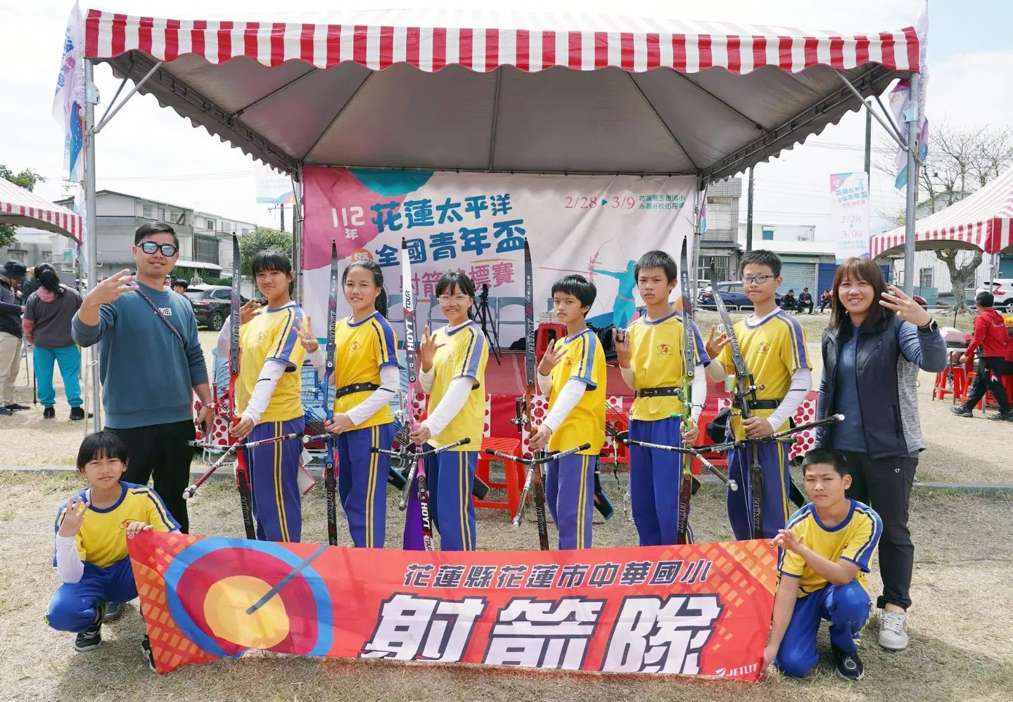 中華國小射箭隊挑戰男女團體對抗賽榮獲雙銅佳績。中華國小提供