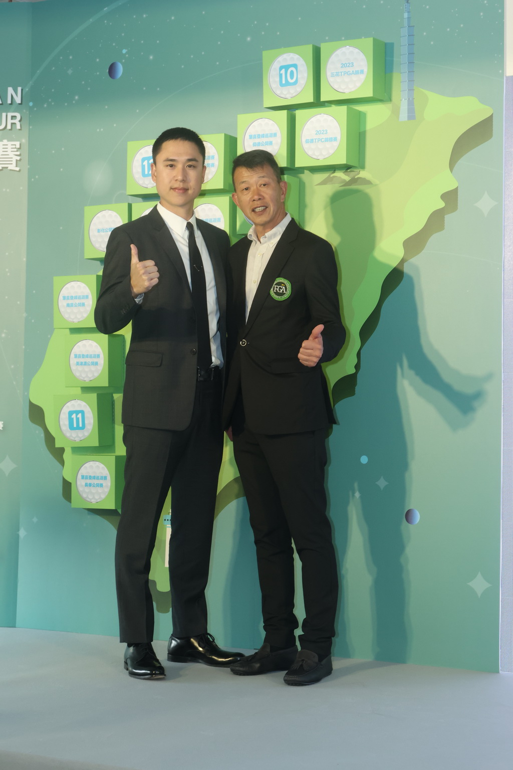 仰德育樂公司總經理許家堯(左)代表比賽贊助商仰德集團與TPGA理事長陳榮興合影。鍾豐榮攝影
