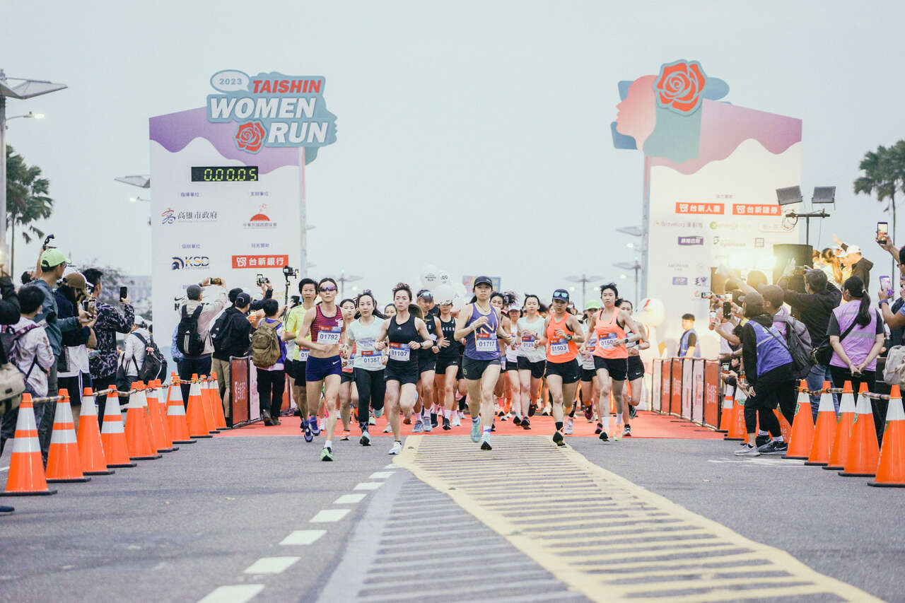 台新女子路跑高雄場今晨美力開跑近3000名姊姊妹妹邁開步伐踏上時代大道。中華民國路跑協會提供