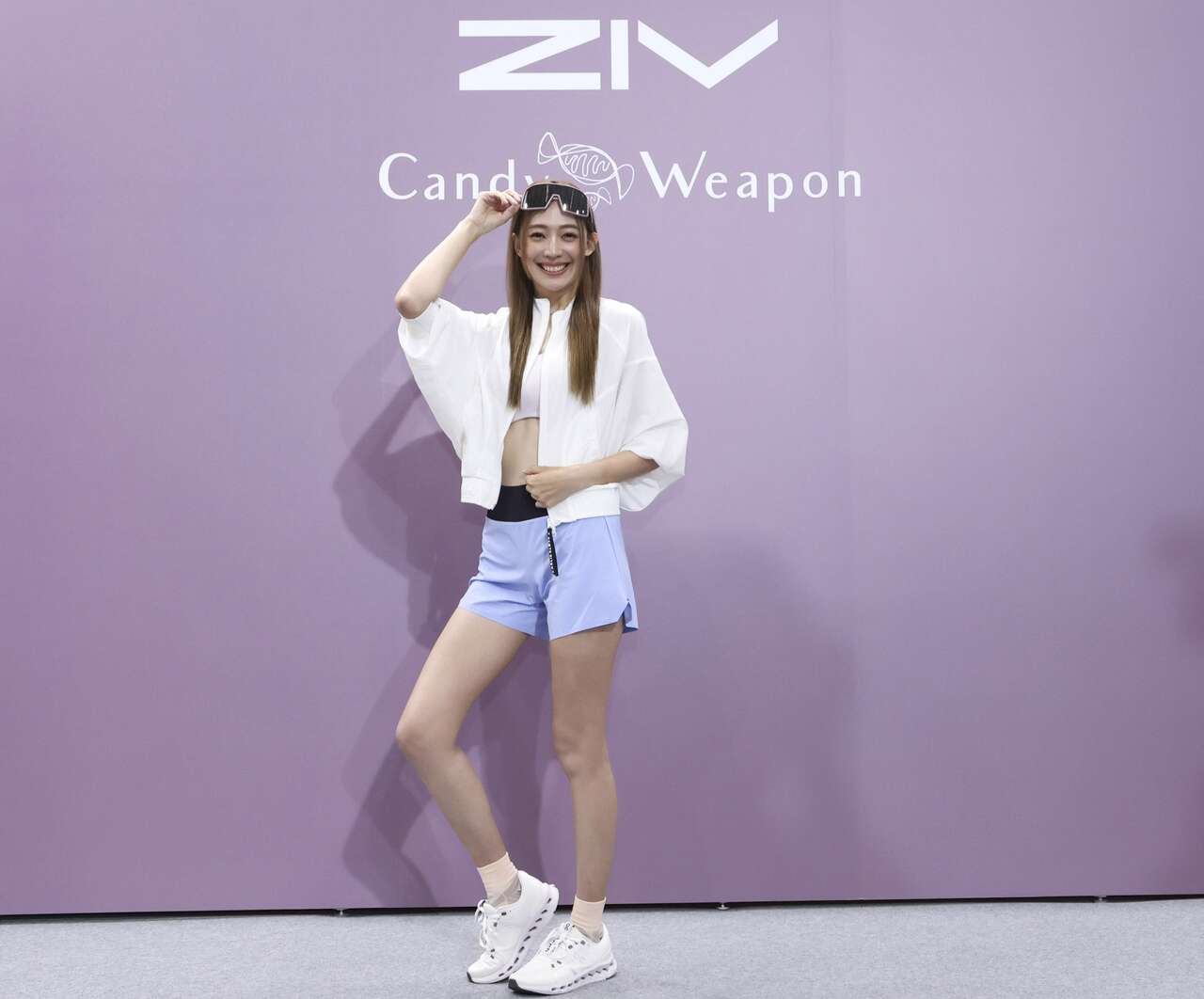 名模王心恬展示ZIV王心恬限量公益聯名運動款眼鏡。官方提供