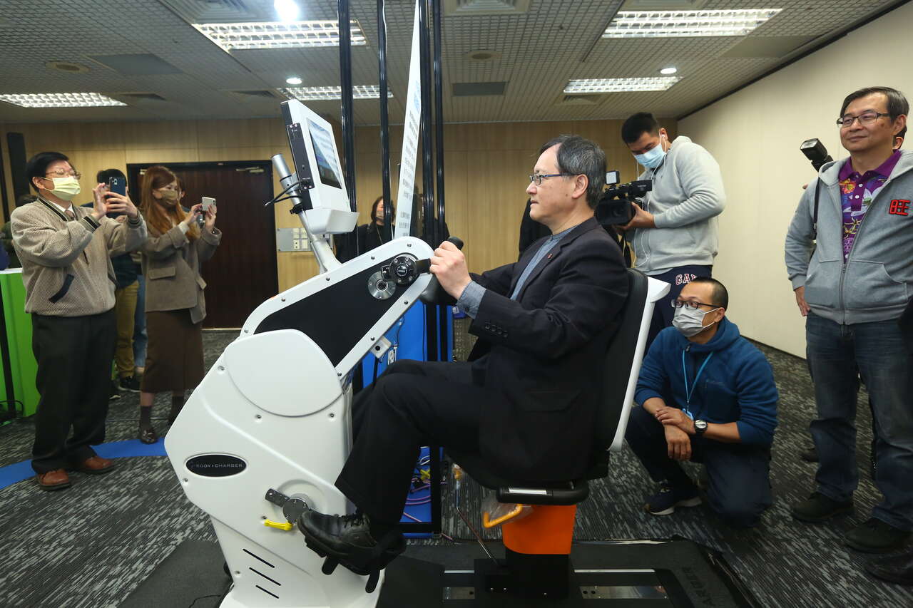 外貿協會秘書長王熙蒙體驗吉赫實業結合AIoT技術的iCareGym iCG智能健身機台貿協提供。官方提供