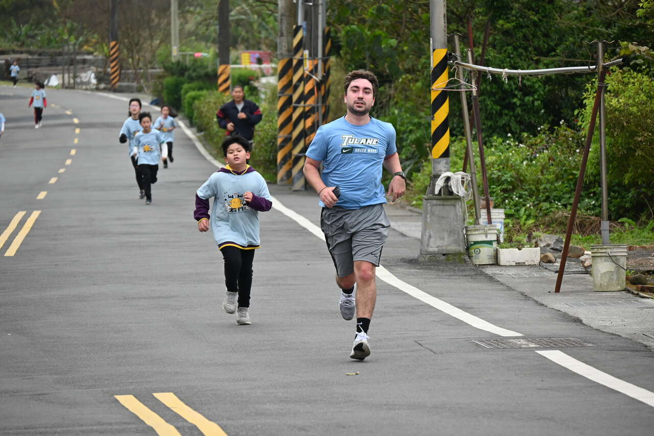 新北市石門國小社區路跑師生近200人起跑。官方提供