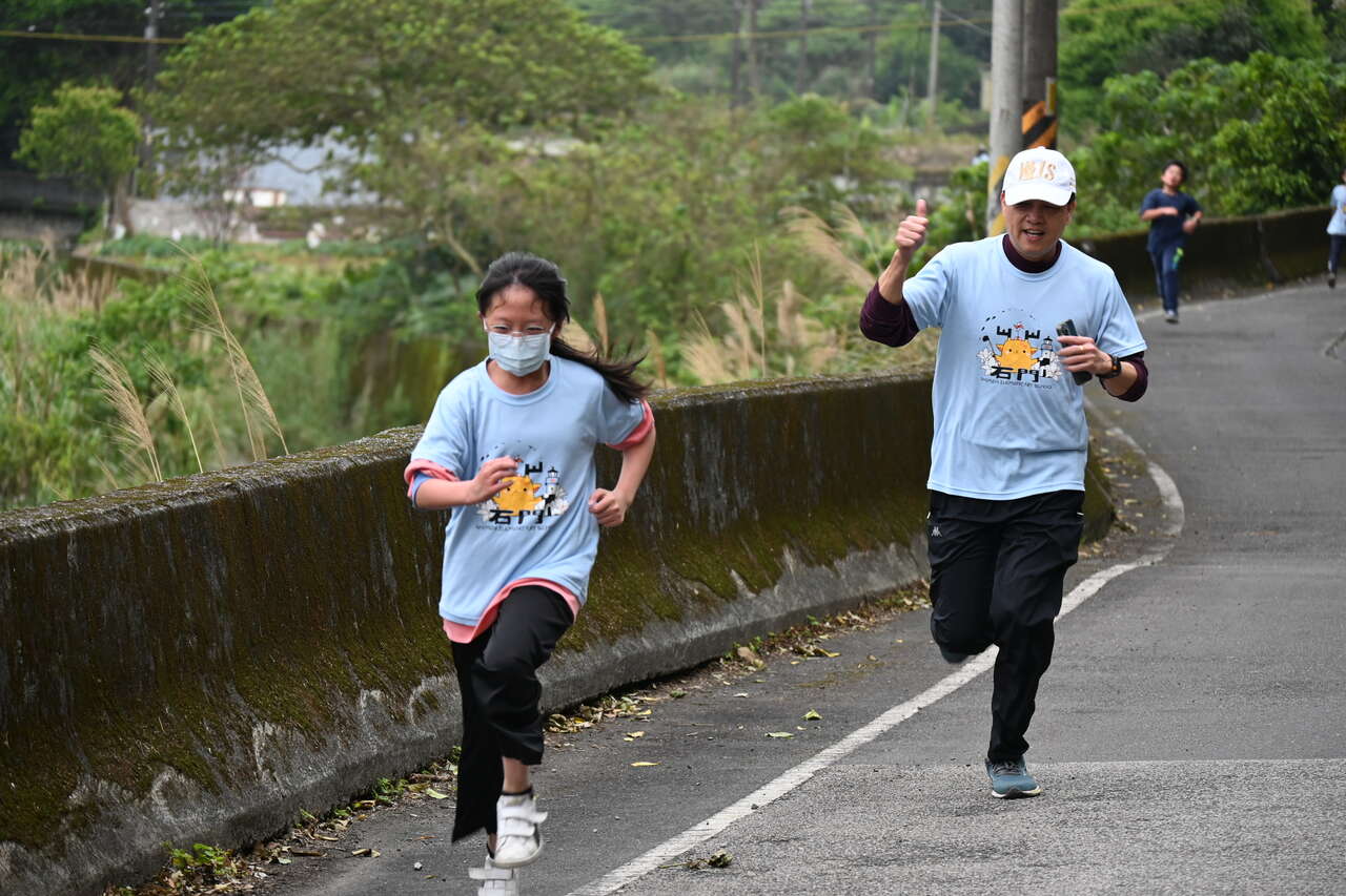 新北市石門國小社區路跑活動校長蔡清寬右讓孩子從小喜歡運動。官方提供