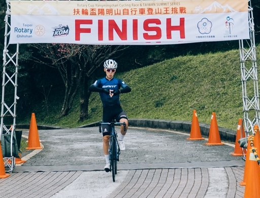 男子組第一名進終點恭喜 Equipo Finisher車隊何彥誼奪冠。官方提供