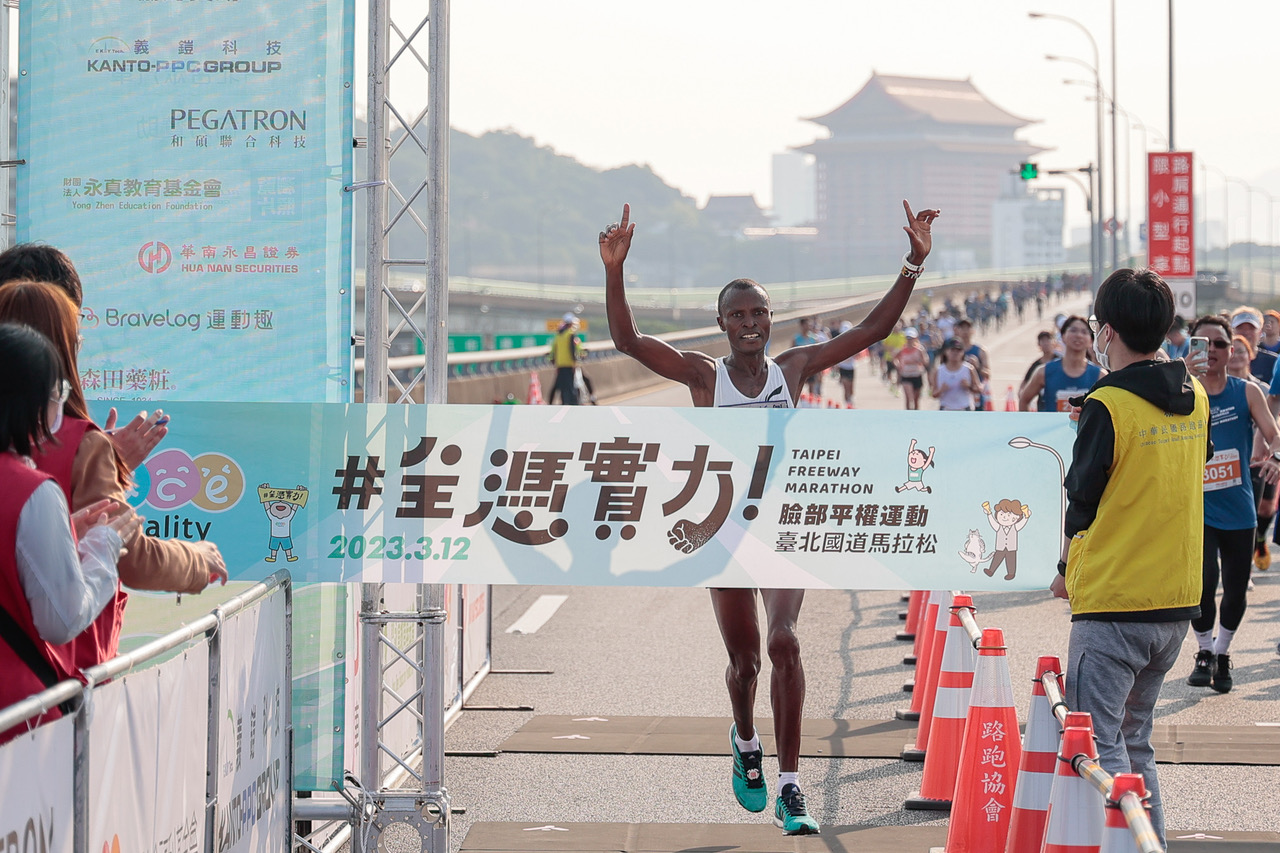 男子馬拉松組冠軍Jamin Ekai Ngaukon完賽時間2小時32分55秒。大會提供
