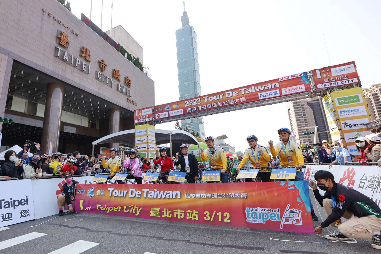 臺北市站由體育局王泓翔局長（右3）領騎出發。國際自由車環台賽提供