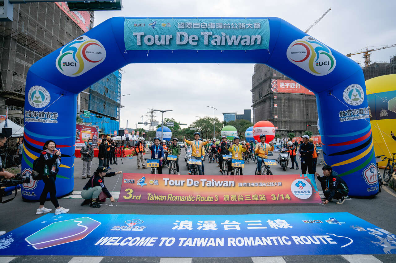 浪漫台三線站由周江杰副主委(前排左2)領騎出發。國際自由車環台賽提供