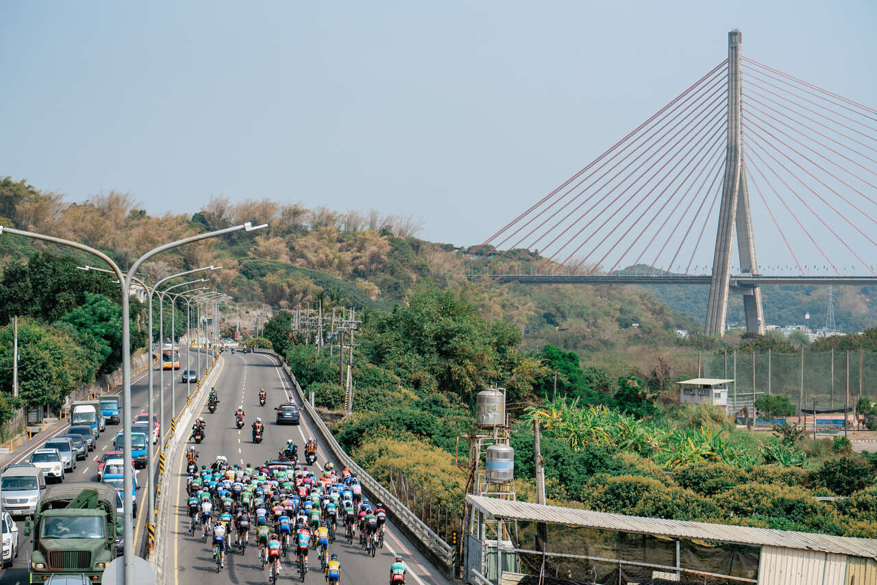 2023環台賽最終站正式開賽就在高雄景點斜張橋旁。國際自由車環台賽提供
