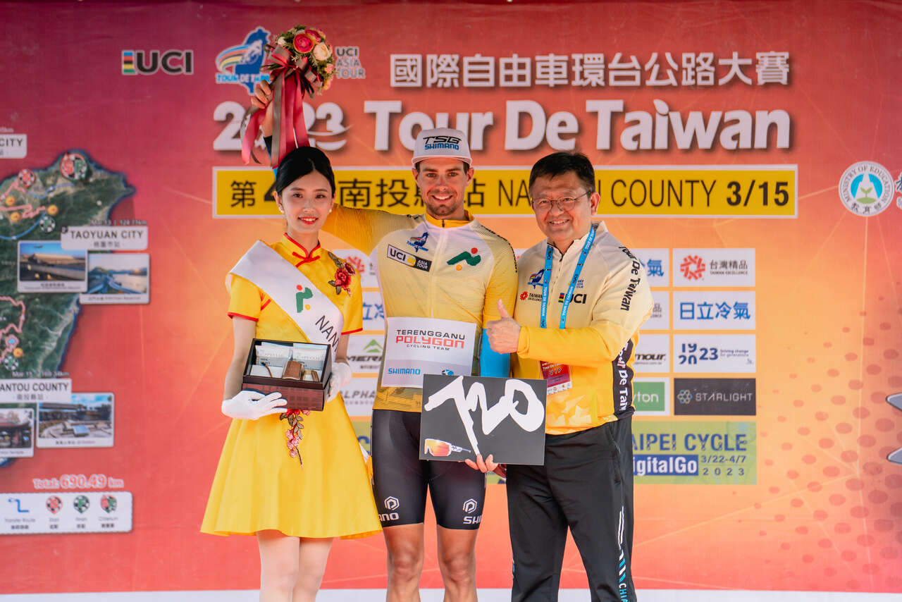 由體育署林哲宏副署長(右)頒發個人總冠軍黃衫給梅傑爾(中)。國際自由車環台賽提供