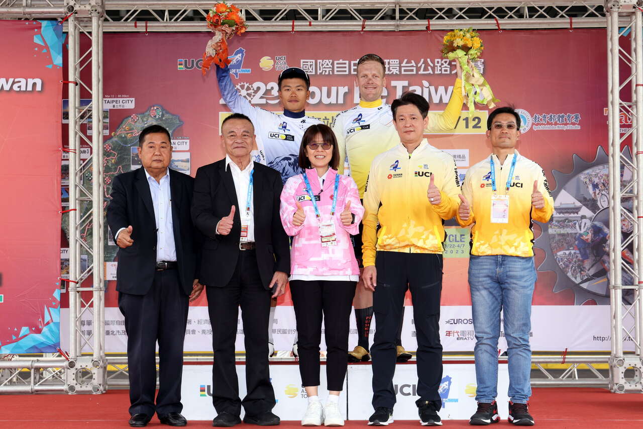 黃衫伊弗汀(後排右1)與藍衫采亞頌巴(後排左1)兩位冠軍衫得主在台上合影。國際自由車環台賽提供