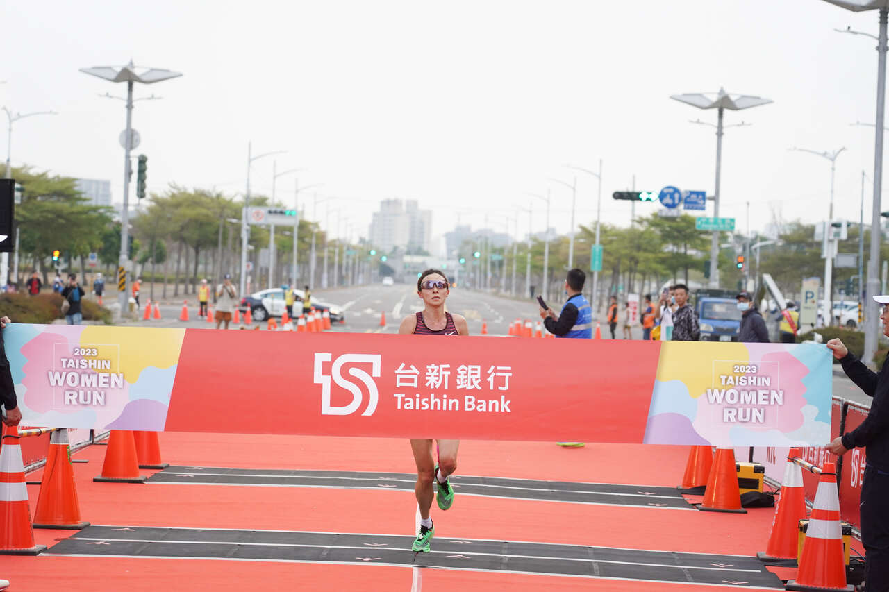10公里組冠軍謝千鶴36分22秒。中華民國路跑協會提供