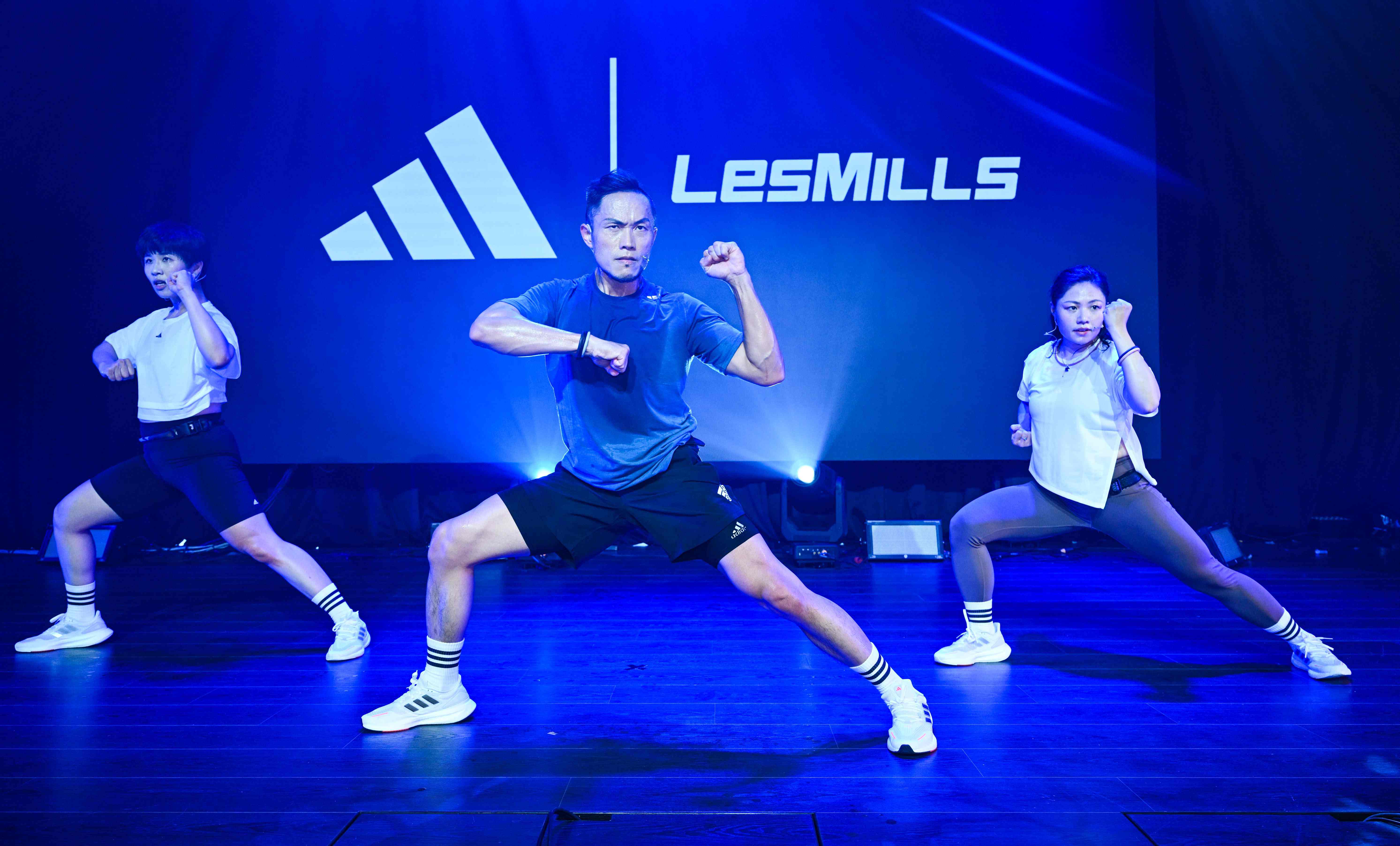 adidas與全球有氧健身課程領導品牌萊美Les Mills正式宣布攜手合作，萊美Les Mills教練也已針對不同訓練課程穿上adidas專業運動系列服飾，滿足多樣化訓練需求。官方提供