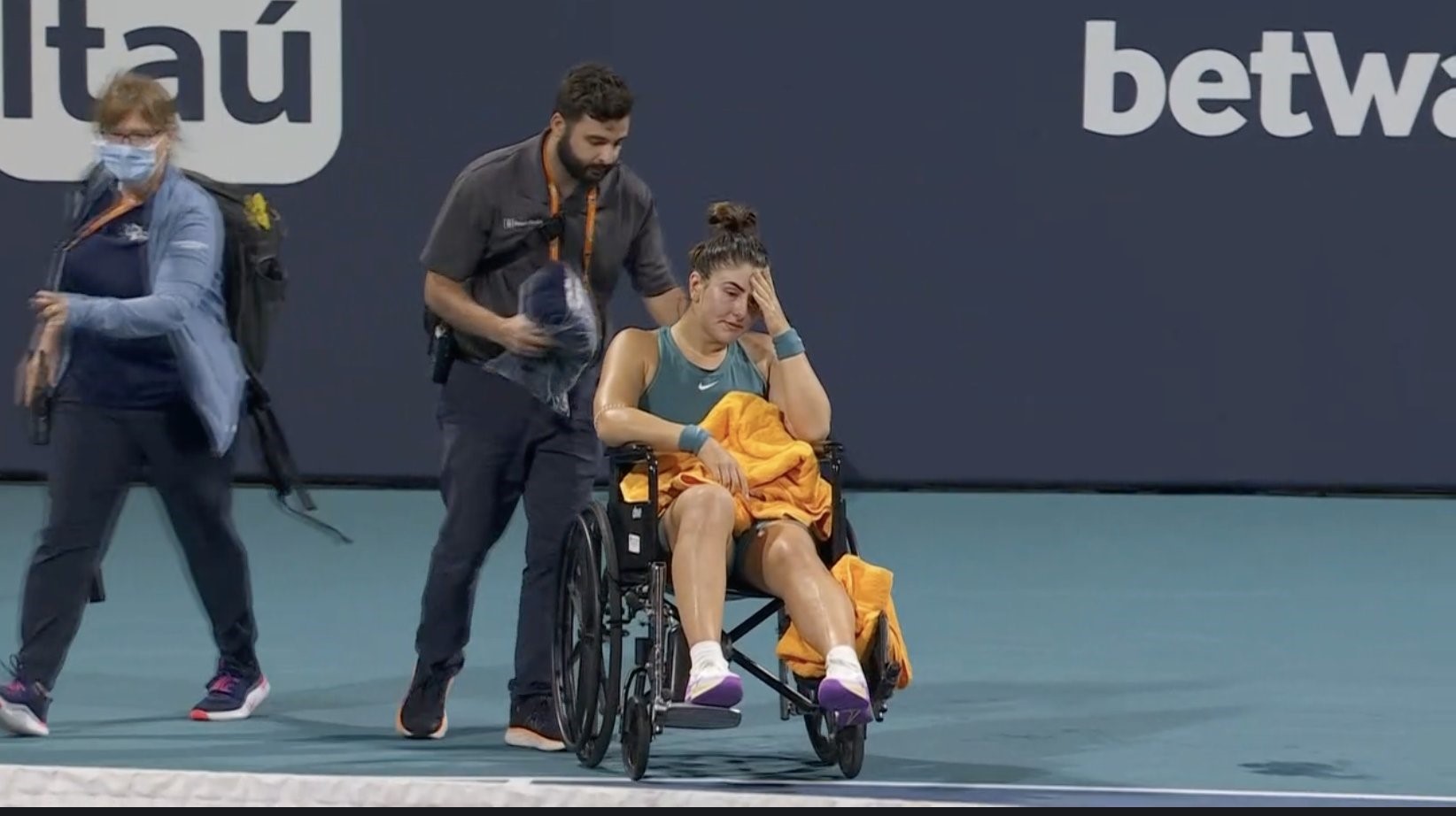前美網冠軍安德絲古(Bianca Andreescu)坐著輪椅離開賽場。摘自推特