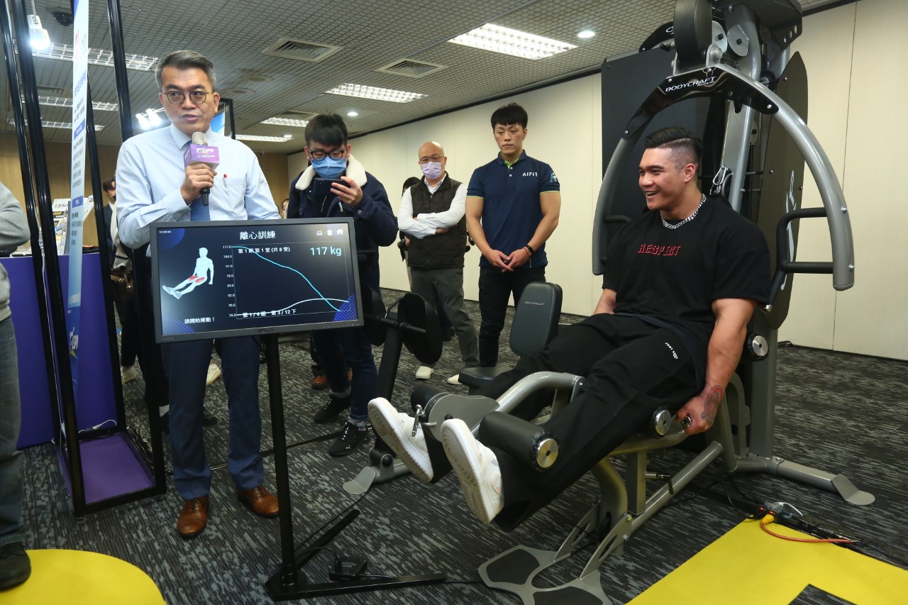 NPC Worldwide健美運動員代表王翔，體驗智能重訓獨角獸采動科技AIFIT全自動化離心智能訓練機。官方提供