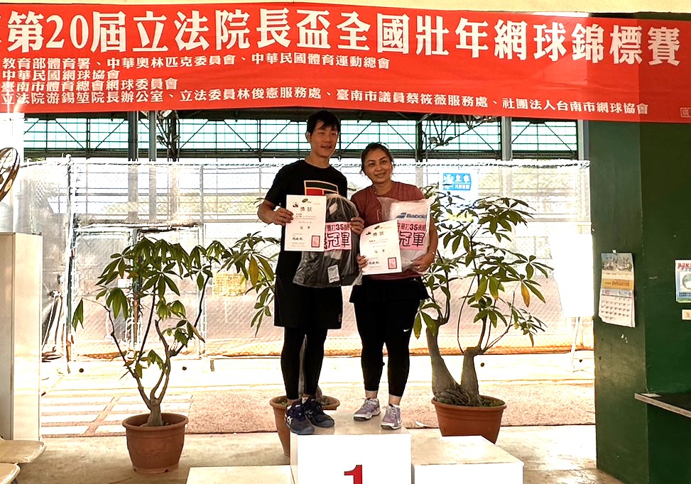 林子揚夫妻打下35歲男女單冠軍。官方提供