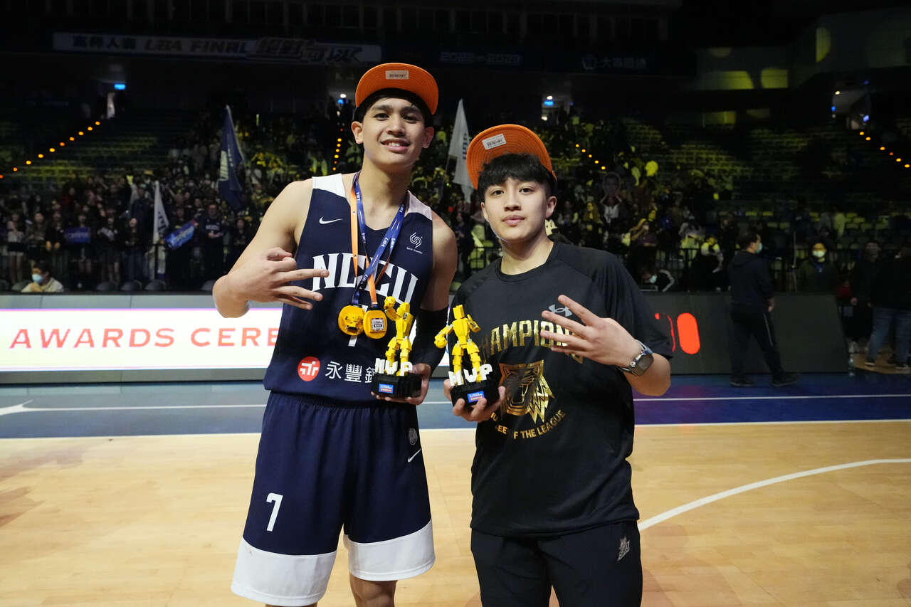 游艾喆(左)冠軍賽MVP加3獎罕見「4冠王」。大會提供