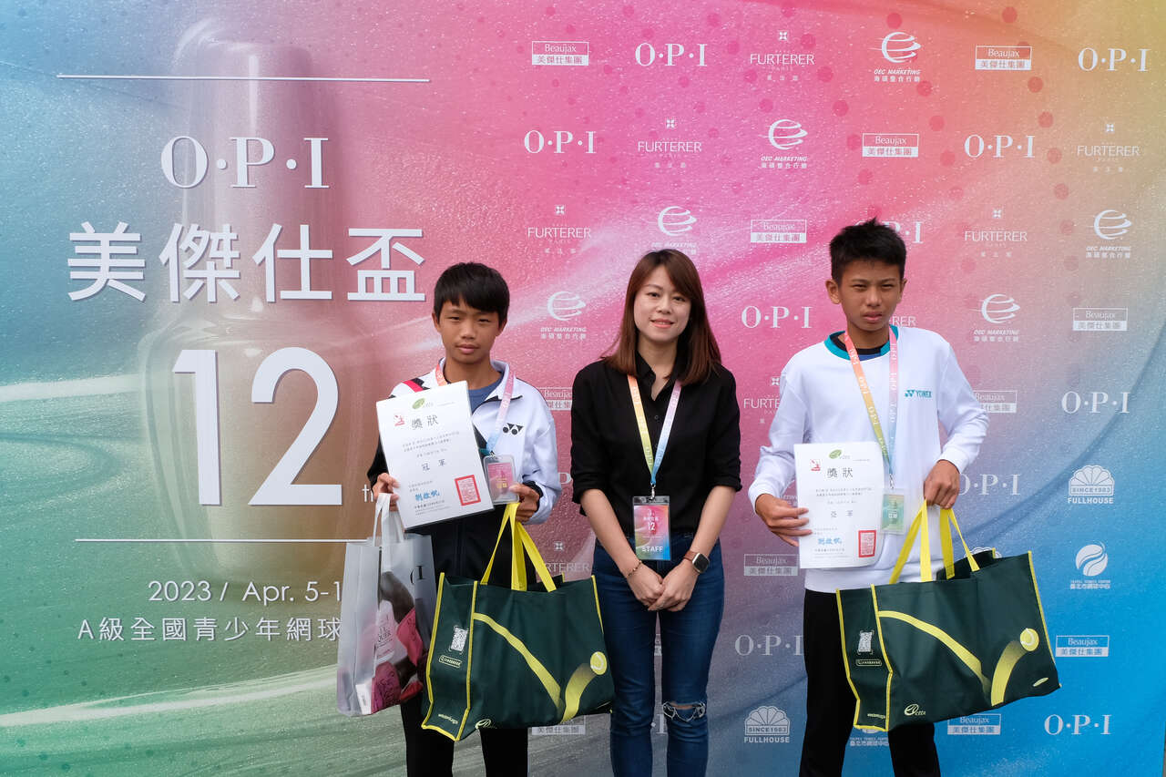 14歲男單冠軍毛冠淮(左)、亞軍歐子毅。大會提供