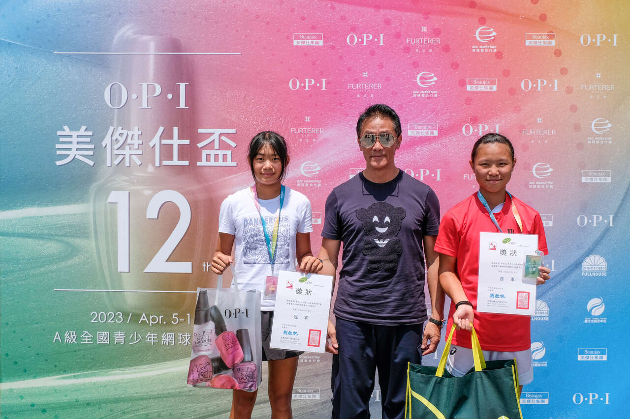 16歲組女單冠軍鄭安潔(左)亞軍黃奕晴。大會提供