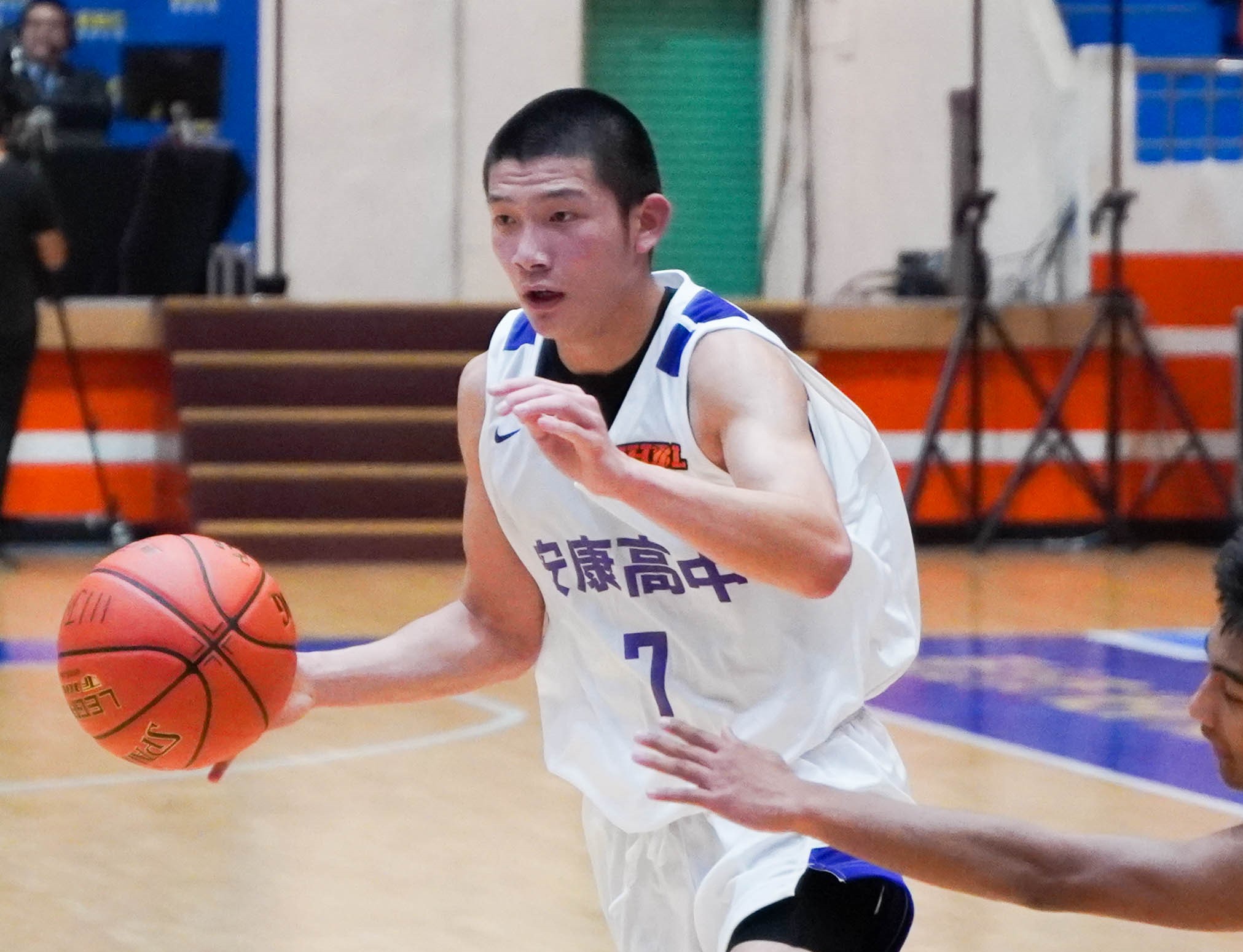 安康國三射手呂宥叡三分球11投中4攻下生涯新高35分外帶9 籃板。大會提供
