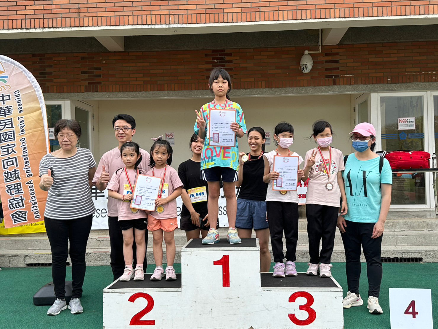 家庭組由3人組成競賽，嘉義圓崇國小的吳采諭與2個姐姐組成「有約而同」隊拿下金牌。大會提供
