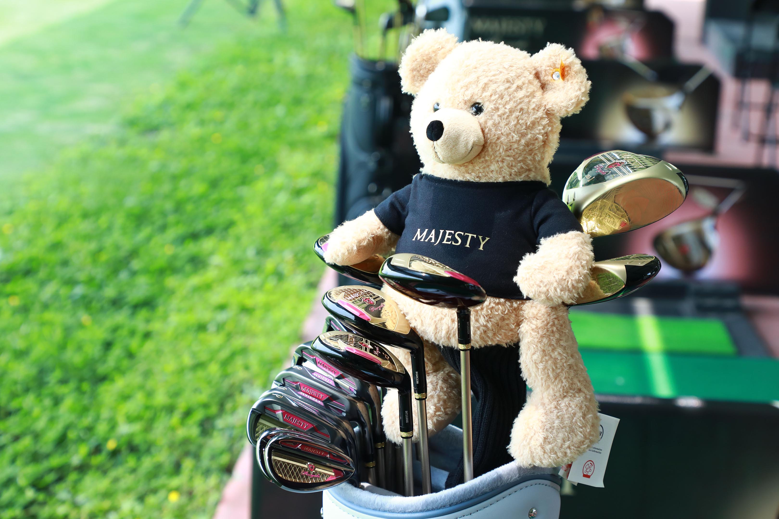 majesty與德國經典金耳扣泰迪熊品牌steiff聯名推出限量泰迪熊桿套，購買女用球桿整套贈送送完為止。官方提供