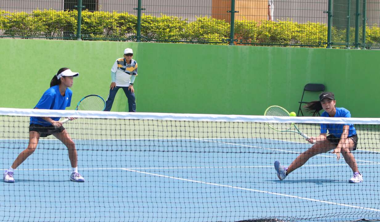 至善陳又維(右)、花苡恩(左)，不斷在比賽中採用雙上網。四維體育推廣教育基金會提供
