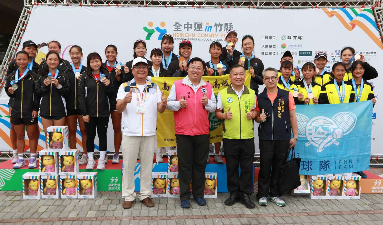 網協理事長劉啟帆(前排中紅衣)頒獎給高女團體前三名。四維體育推廣教育基金會 提供
