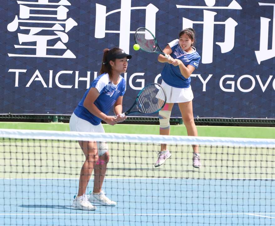 林芳安(左)、張天馨(右)在高女雙打決賽以直落二摘金。四維體育推廣教育基金會 提供