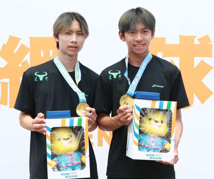 侯傑恩(右)、賴禹舜(左)在高男雙打摘金，兩人同時贏得在全中運的第五面金牌。四維體育推廣教育基金會 提供