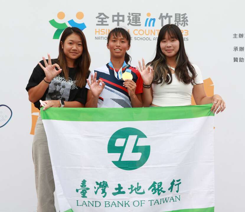 三民高中三女將(左起)林芳安、陳鈺蕓、張天馨比出手勢三，代表贏得本屆全中運三面金牌。四維體育推廣教育基金會提供