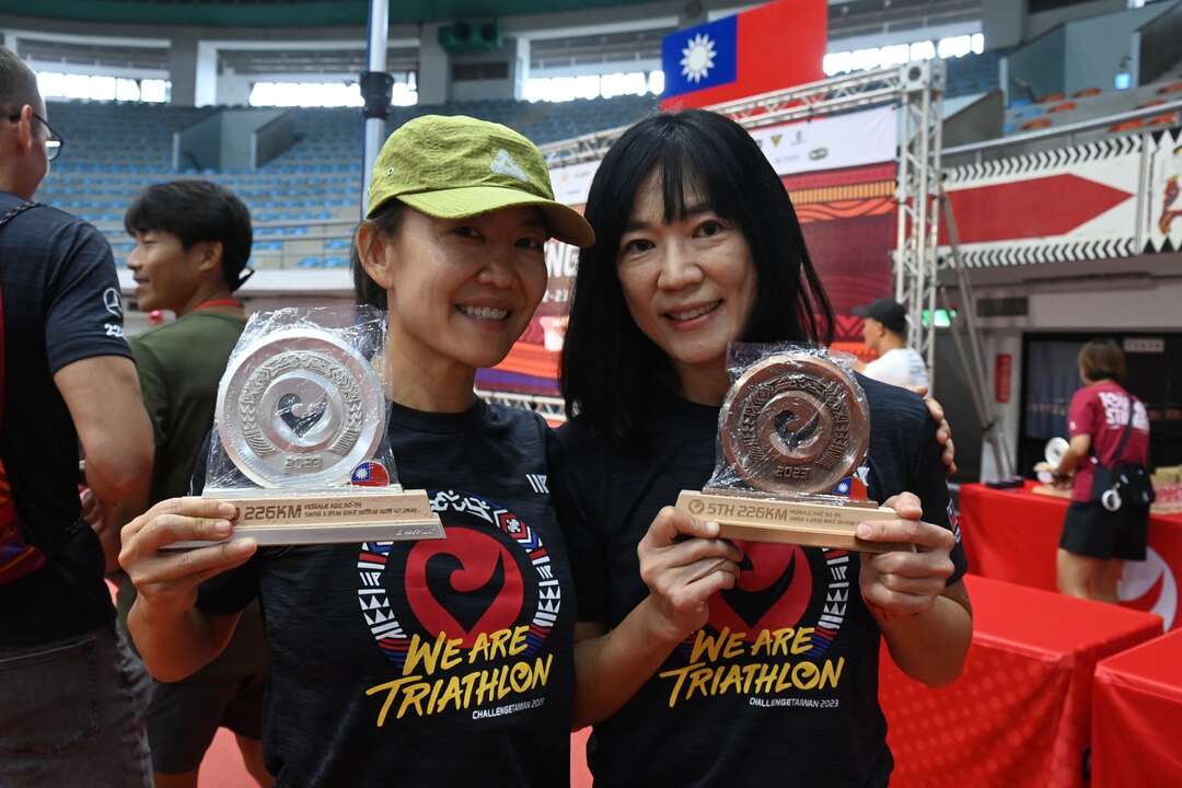 2023 challenge taiwan頒獎典禮 226km(左起)登琪爾執行長王序寧王加露。challenge taiwan提供
