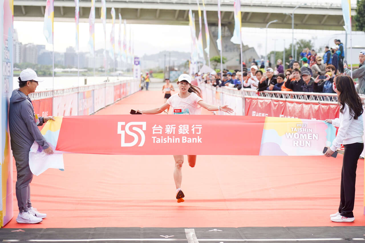 21公里組冠軍游雅君1小時25分16秒 。大會提供