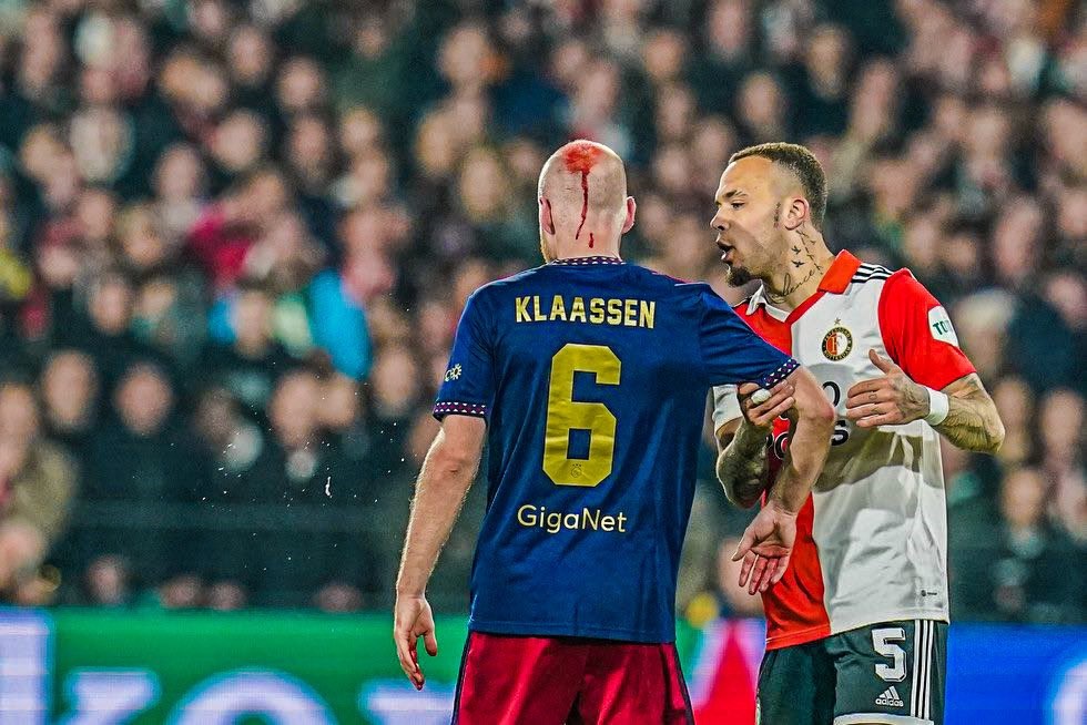 阿賈克斯的荷蘭國腳克拉森 (Davy Klaassen)還被球迷扔到場內的疑似打火機物品砸傷。摘自推特
