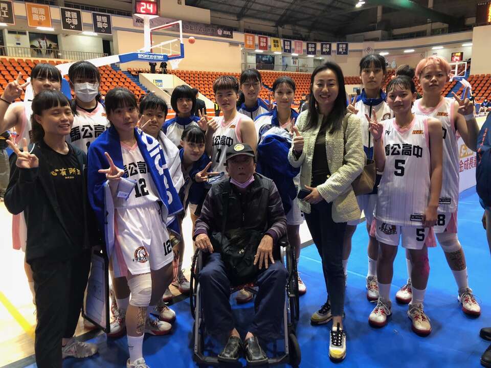 「輪椅教練」蕭國基助馬公女籃睽違6季重返8強。  大會提供
