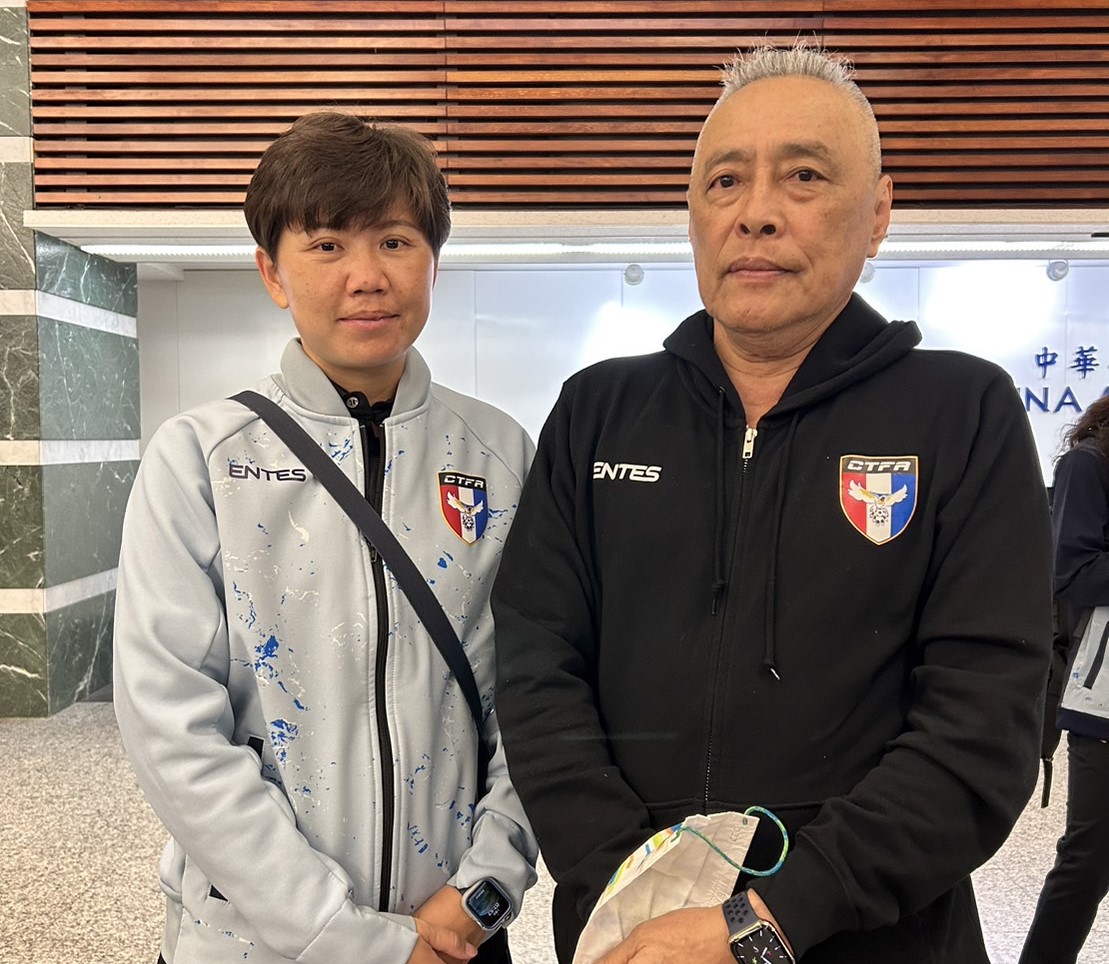 足協理事長王麟祥(右)與教練莊淑美合照。足協提供