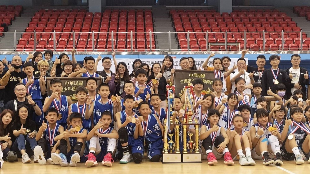 南港國小男、女籃球隊，包辦第55屆全國少年籃球錦標賽雙料冠軍。姚瑞宸攝